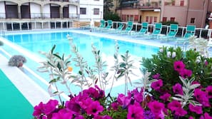 Piscina coperta, piscina stagionale all'aperto, ombrelloni da piscina