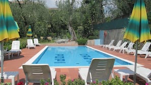 Außenpool (je nach Saison geöffnet), Infinity-Pool, Sonnenschirme