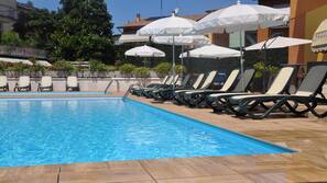 Piscina stagionale all'aperto, ombrelloni da piscina, lettini