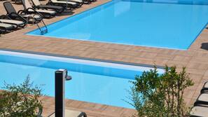Piscina stagionale all'aperto, ombrelloni da piscina, lettini