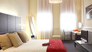 Minibar, coffres-forts dans les chambres, bureau