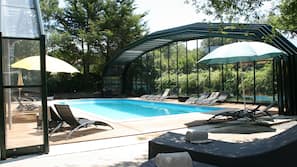 Piscine couverte, piscine extérieure (ouverte en saison)