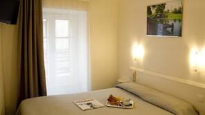 Bureau, chambres insonorisées, lits bébés (en supplément)