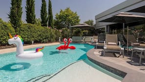 Piscine extérieure, parasols de plage