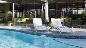 Piscine extérieure, parasols de plage