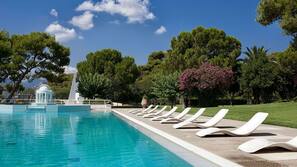 Piscine extérieure, parasols de plage, chaises longues