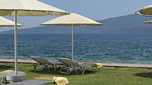 Plage privée, chaises longues, parasols, serviettes de plage