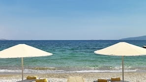 Plage privée, chaises longues, parasols, serviettes de plage