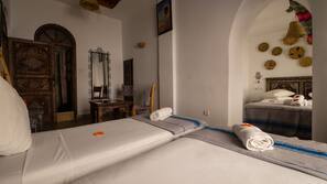 1 Schlafzimmer, Zimmersafe, individuell dekoriert, Schreibtisch