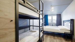 Een kluis op de kamer, een strijkplank/strijkijzer, gratis babybedden