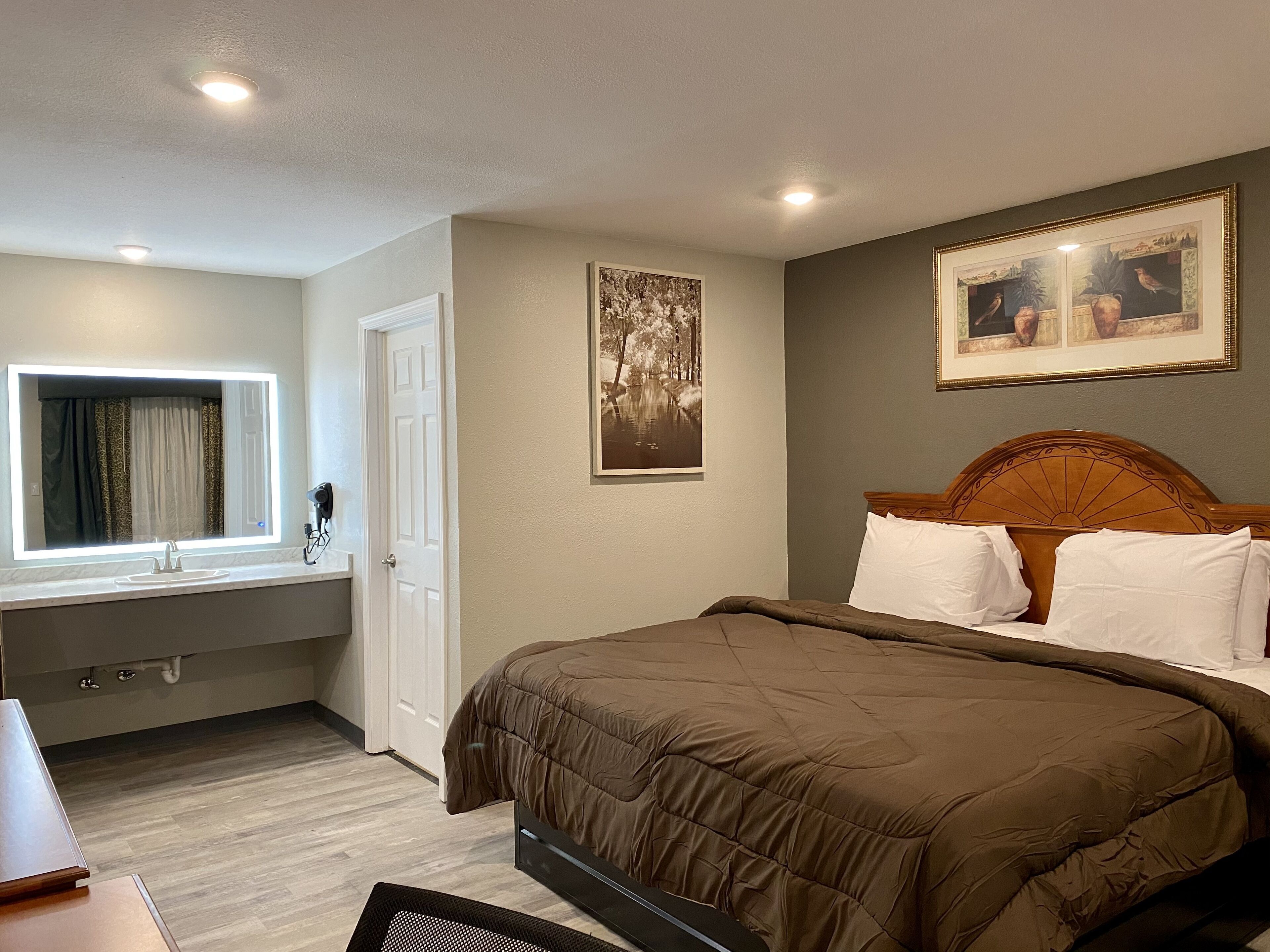 Ozark Inn & Suites in Ozark, United States