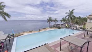2 outdoor pools