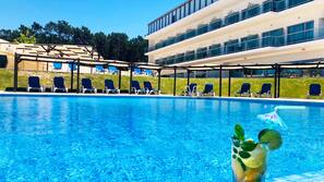 Piscina interna, piscina externa, espreguiçadeiras