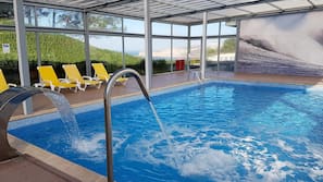 Piscina interna, piscina externa, espreguiçadeiras
