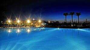 2 piscine all'aperto, ombrelloni da piscina, lettini