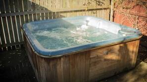 Outdoor spa bath