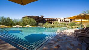 3 piscines extérieures, parasols de plage, chaises longues