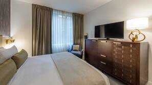 Hypo-allergenic bedding, in-room safe, desk, laptop workspace