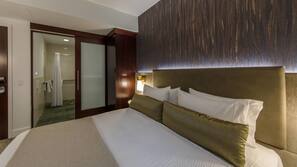 Hypo-allergenic bedding, in-room safe, desk, laptop workspace