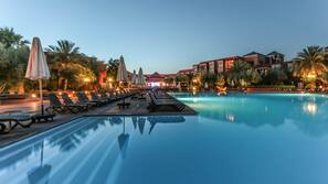 Indoor pool, 3 outdoor pools, pool umbrellas, pool loungers