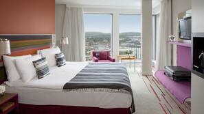 Premium bedding, in-room safe, desk, blackout drapes