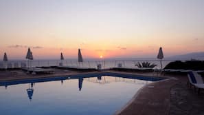 2 piscinas al aire libre, sombrillas, tumbonas