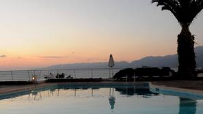 2 piscinas al aire libre, sombrillas, tumbonas