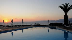 2 piscinas al aire libre, sombrillas, tumbonas