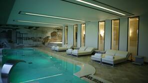 Piscine couverte, 2 piscines extérieures, parasols de plage
