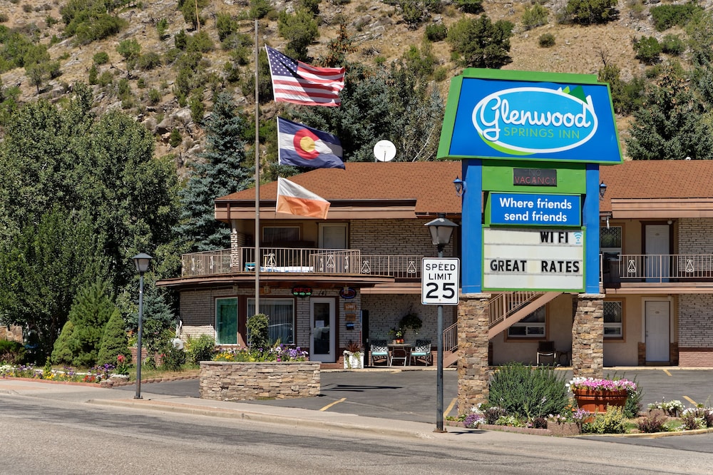 Property grounds, Glenwood Springs Inn