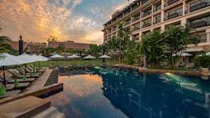 Outdoor pool, pool umbrellas, sun loungers