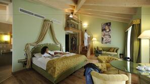 Luxe beddengoed, donzen dekbedden, een minibar, een kluis op de kamer