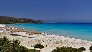 Spiaggia privata, sabbia bianca, lettini da mare, ombrelloni