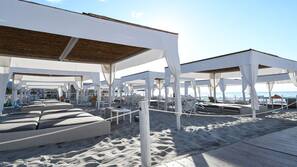 Spiaggia privata, sabbia bianca, lettini da mare, ombrelloni