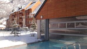 Una piscina cubierta, una piscina al aire libre