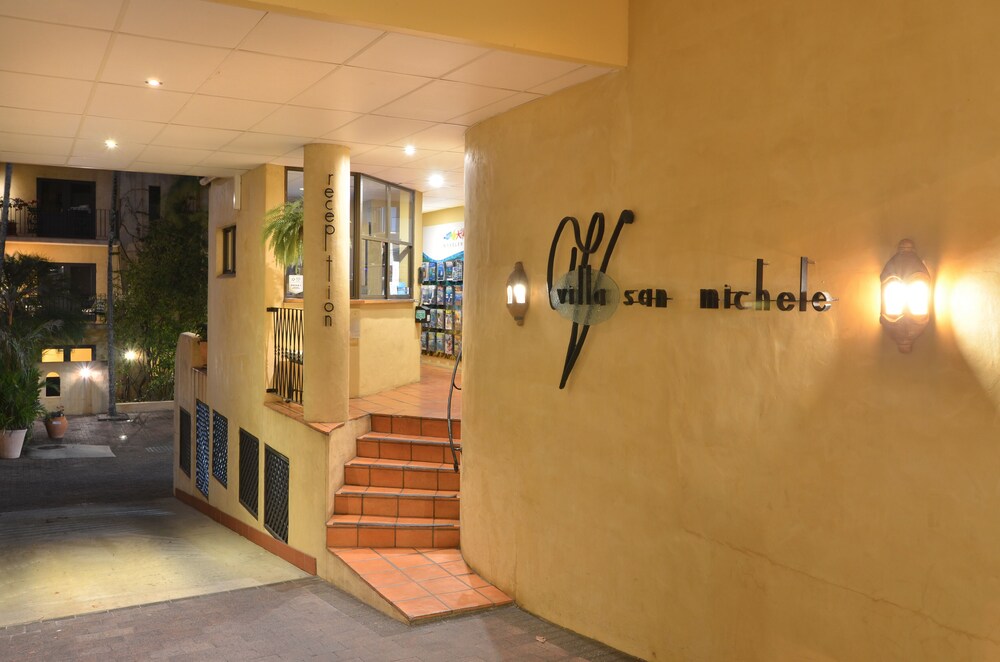 Get Villa San Michele Port Douglas Background