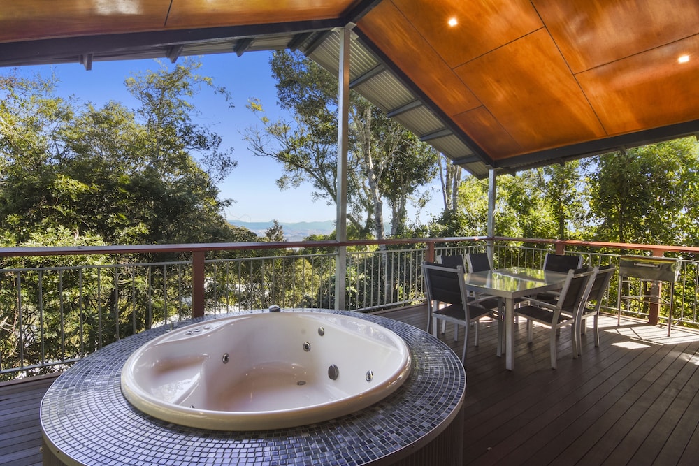 Outdoor spa tub, O'Reilly's Rainforest Retreat