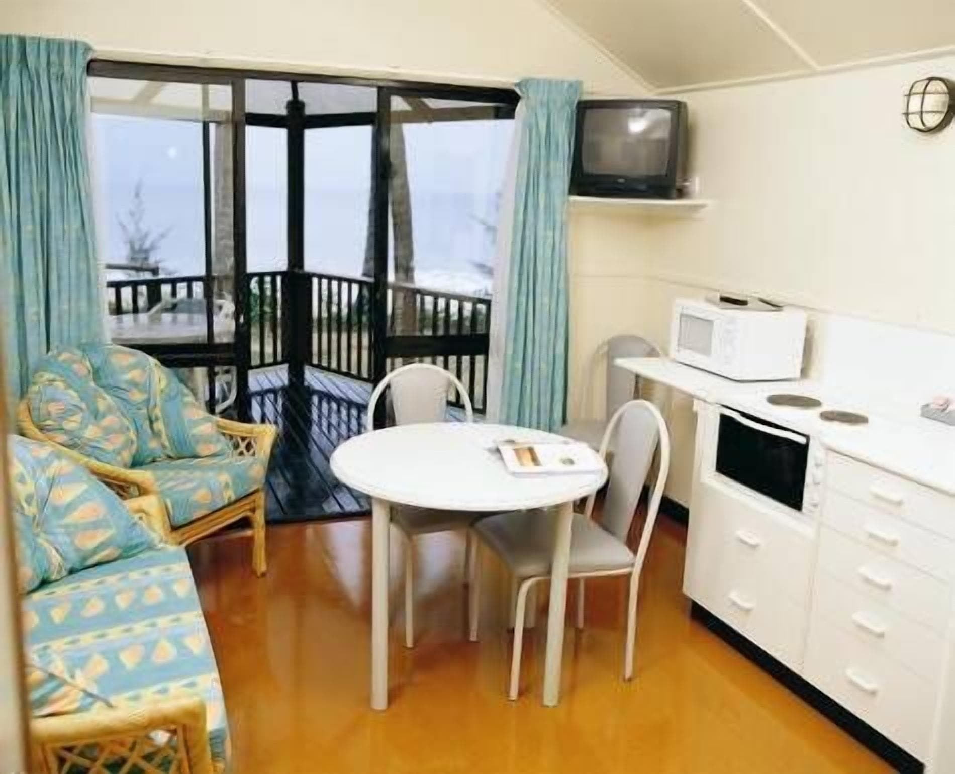 Ellis Beach Oceanfront Bungalows - Campground