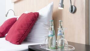 Schreibtisch, Verdunkelungsvorhänge, Bügeleisen/Bügelbrett