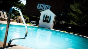 Indoor pool, seasonal outdoor pool, pool loungers