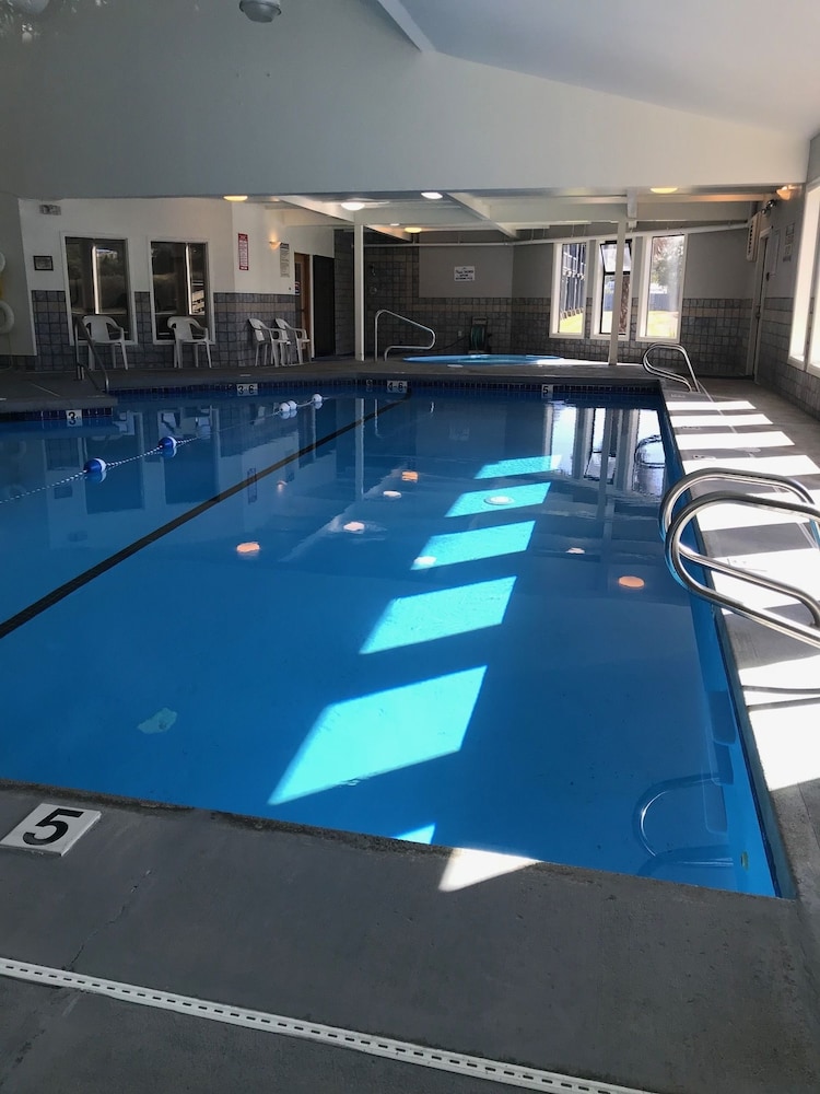 Indoor pool, Edgewater Inn Coos Bay