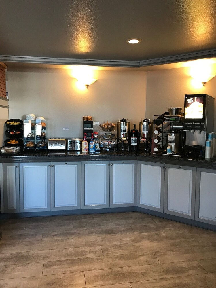 Breakfast area, Edgewater Inn Coos Bay