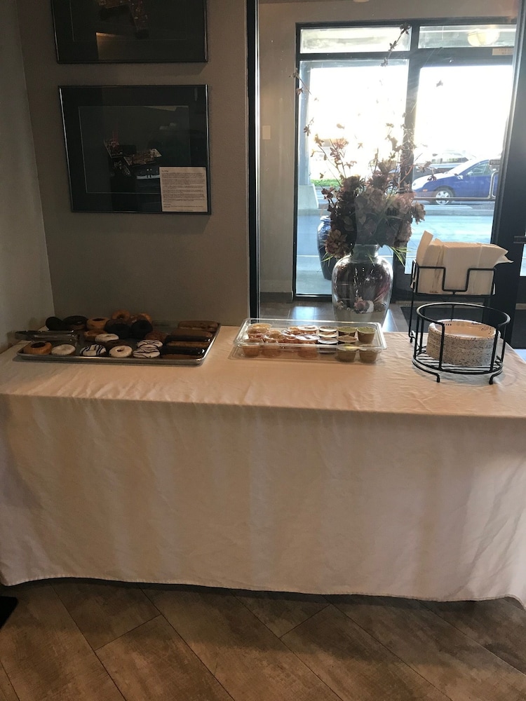 Breakfast area, Edgewater Inn Coos Bay