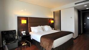 Minibar, caja fuerte, escritorio y cortinas opacas