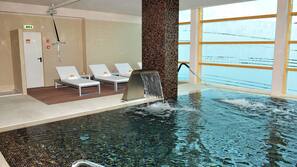 Una piscina cubierta