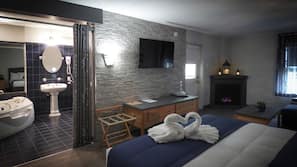 Desk, rollaway beds, free WiFi