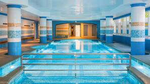 Piscina coperta, 3 piscine all'aperto, ombrelloni da piscina, lettini
