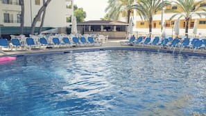 Piscina all'aperto, ombrelloni da piscina, lettini