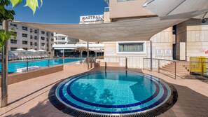 2 buitenzwembaden, parasols voor strand/zwembad