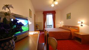 Hypoallergeen beddengoed, een kluis op de kamer, een bureau, wifi